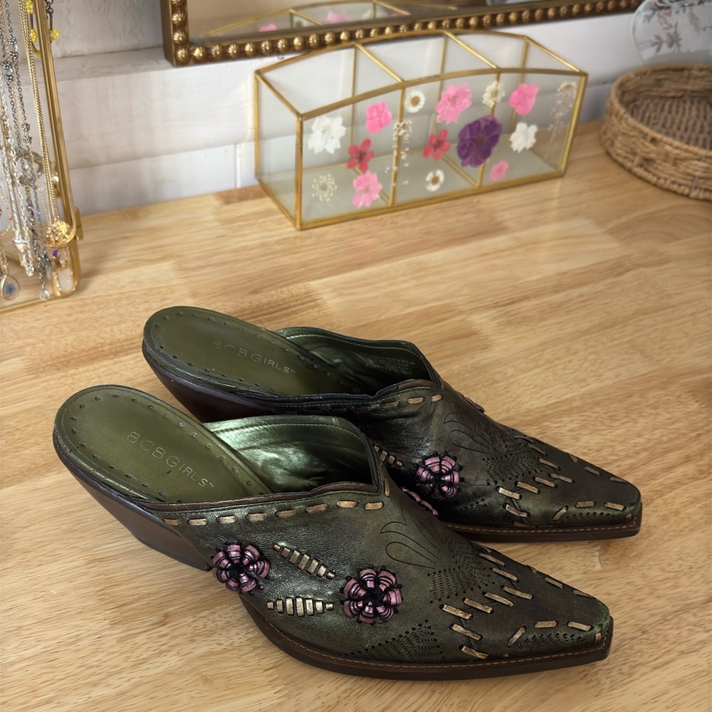 Vintage BCBG Floral Embroidered Leather Slip On Mules Size 8.5 Hippie Boho Indie